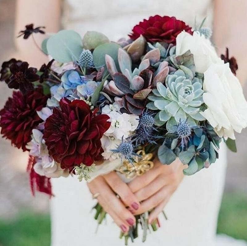 ramo de novia con cardos y mezcla de tonos granates y blancos