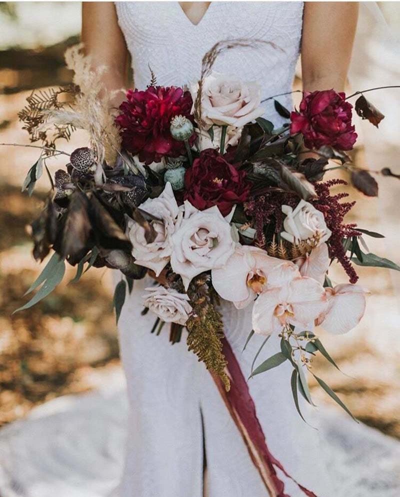 ramo despeluchado en contraste de tonos vinos y rosas cálidos