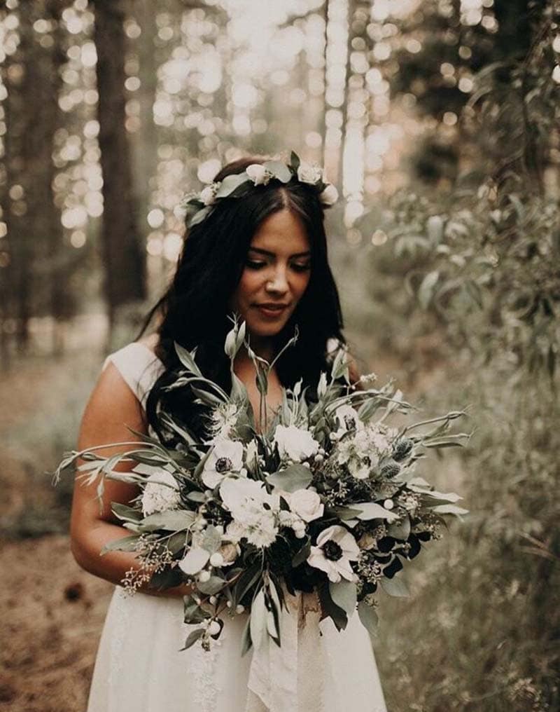 novia con ramo en tonos blancos y eucaliptos