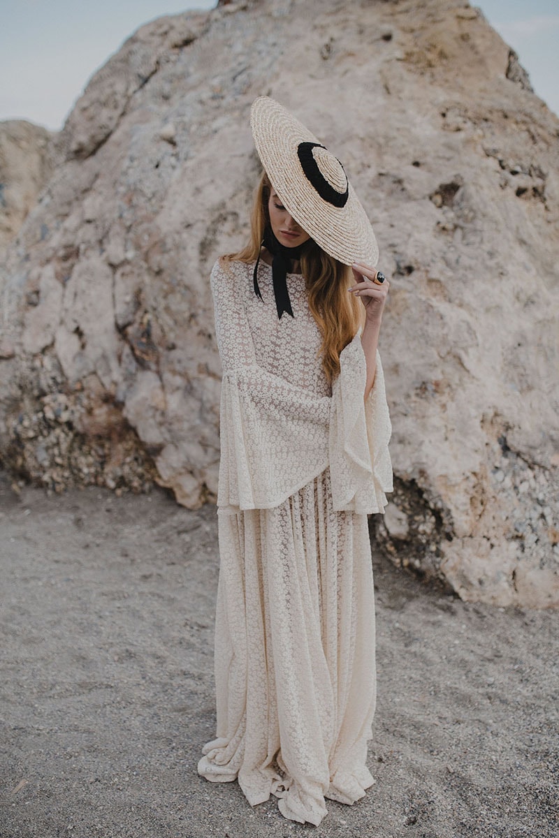 vestido de novia vintage con manga acampanada y sombrero
