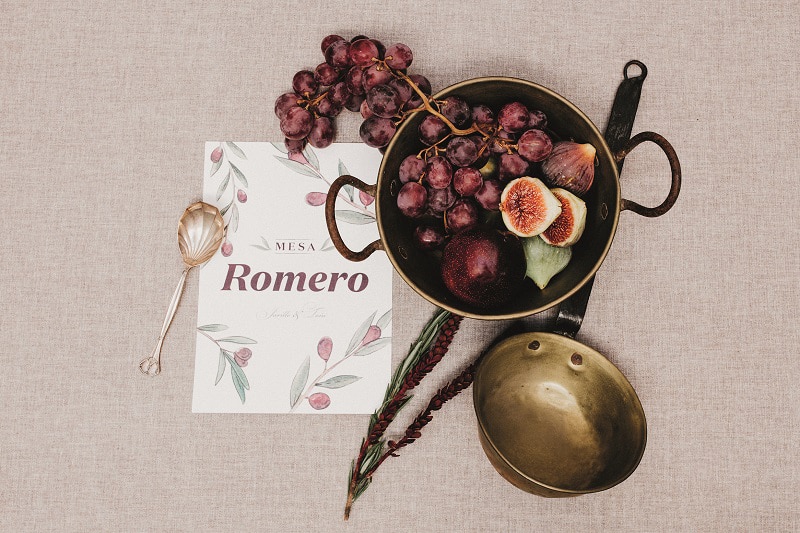 papelería de bodas con meseros originales