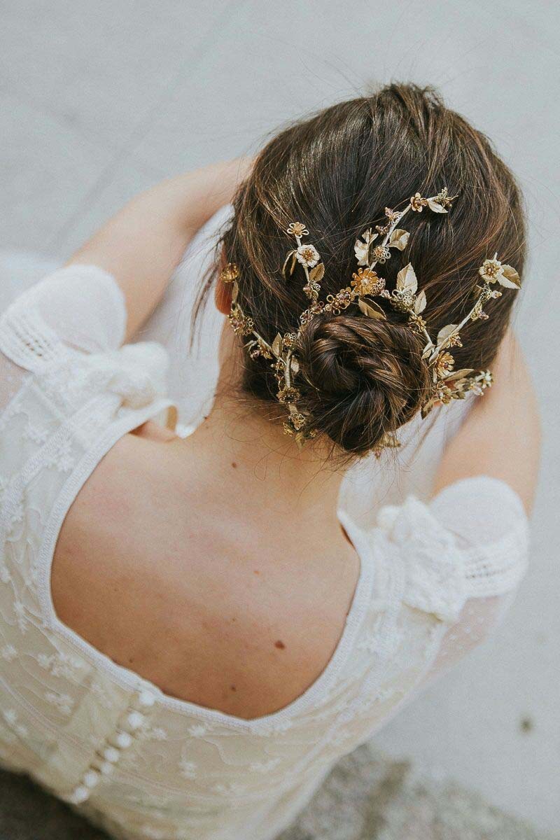 Tocados de materiales especiales a base de metales y bronce