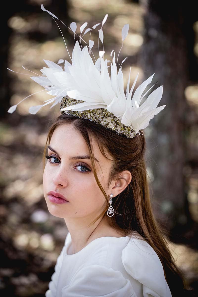 Tocados con plumas y brillantes