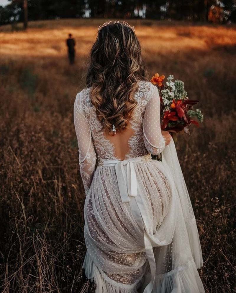 novia con ramo en tonos otoñales