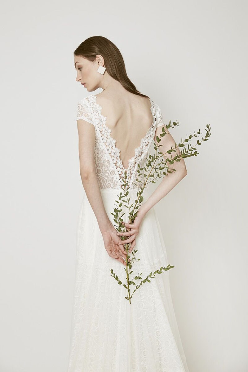 vestido de novia de nueva colección con espalda en V con encaje en diferentes dibujos