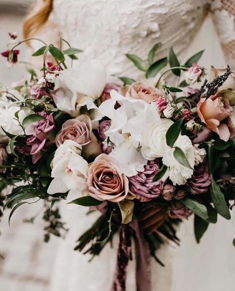 ramo en tonos pastel con rosas y eucaliptos