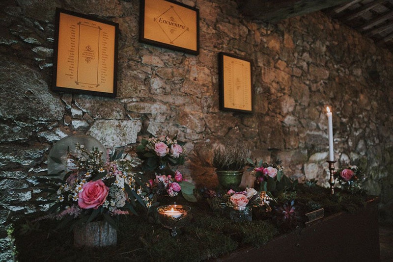 seating decorado con cuadros en pared y jarrones en mesa