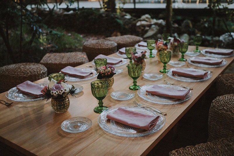 detalles de una mesa en un salón nupcial