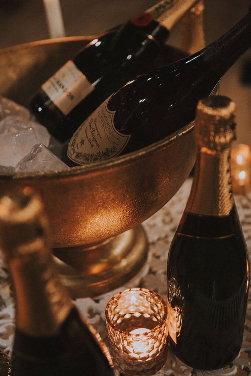 Botellas de moet en mesa y cubriera