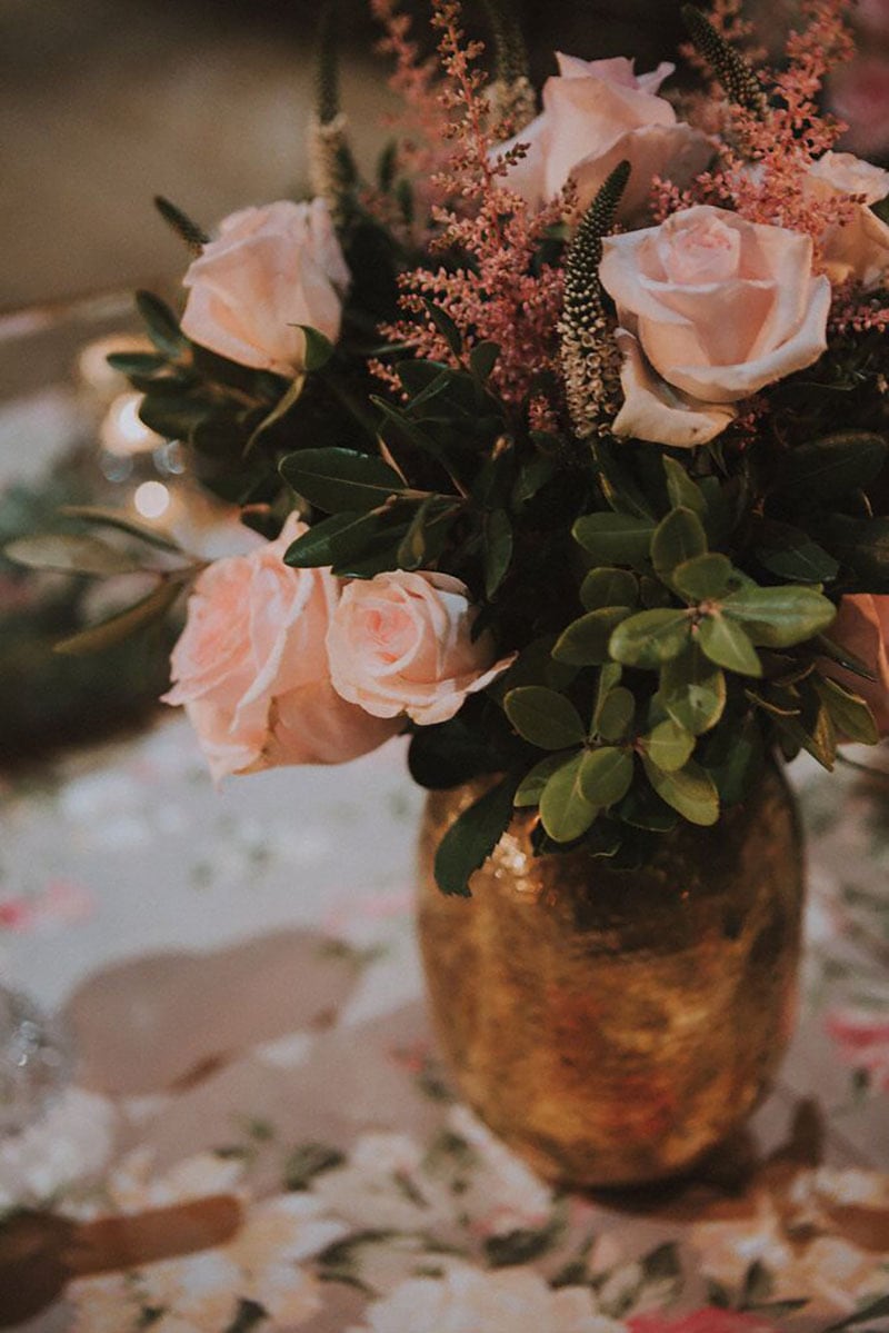 detalle de un centro de mesa con rosas