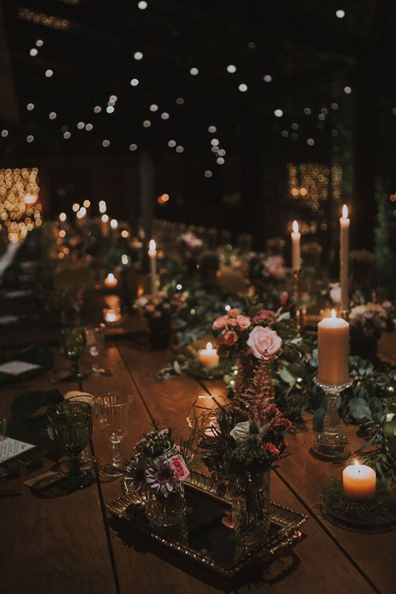mesa decorada con velas, guirnalda y candelabros