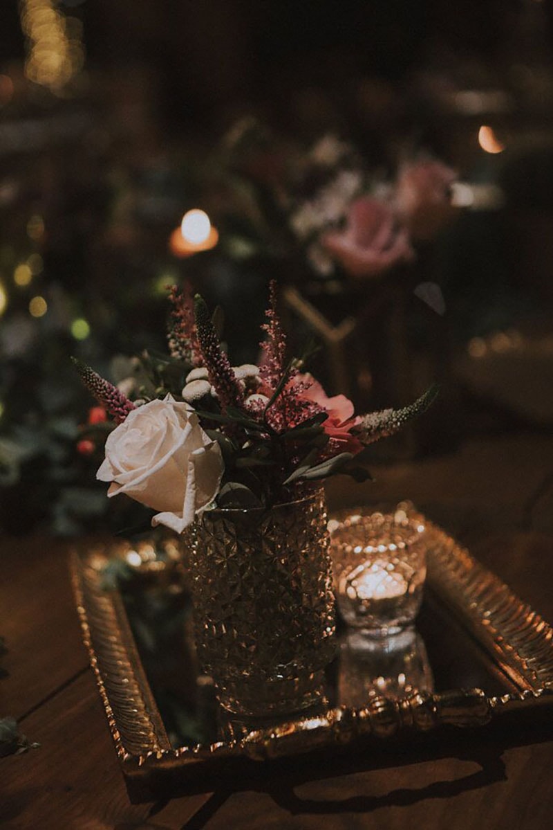 jarrón decorativo con flores y porta portavelas