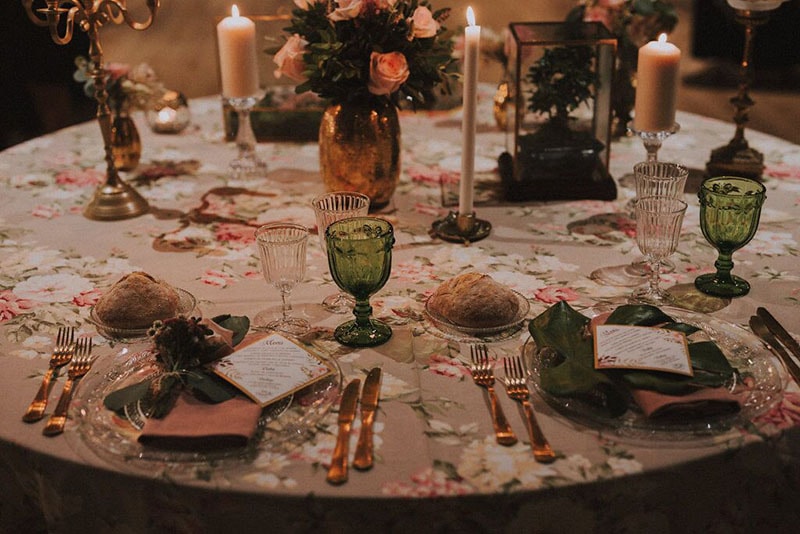 Mesa nupcial con centro de rosas