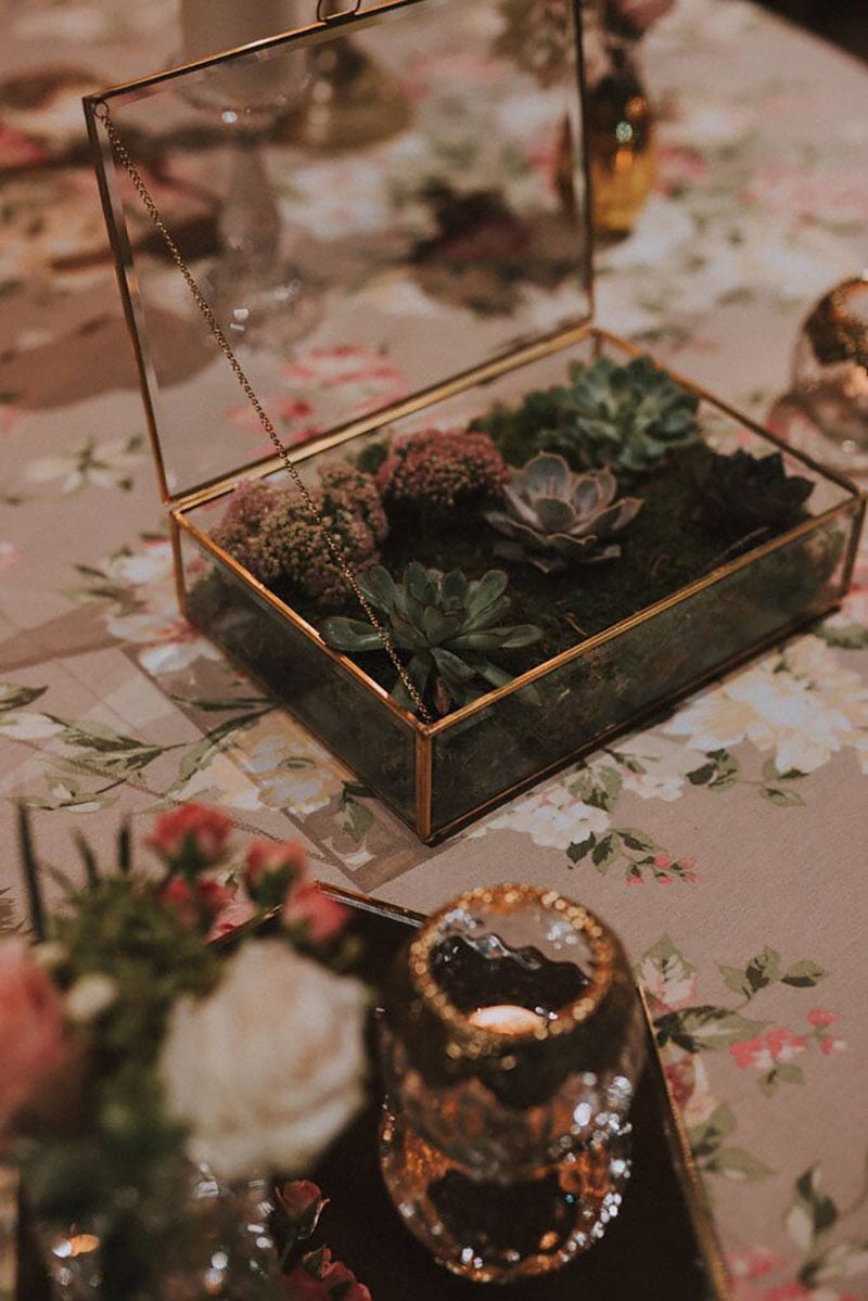 Cajita de alianzas decorada con flores