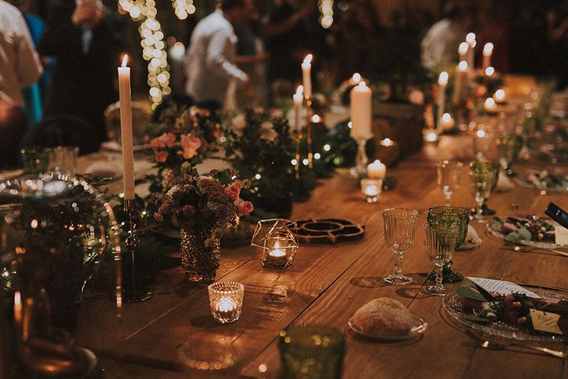 mesa decorada con velas y guirnalda