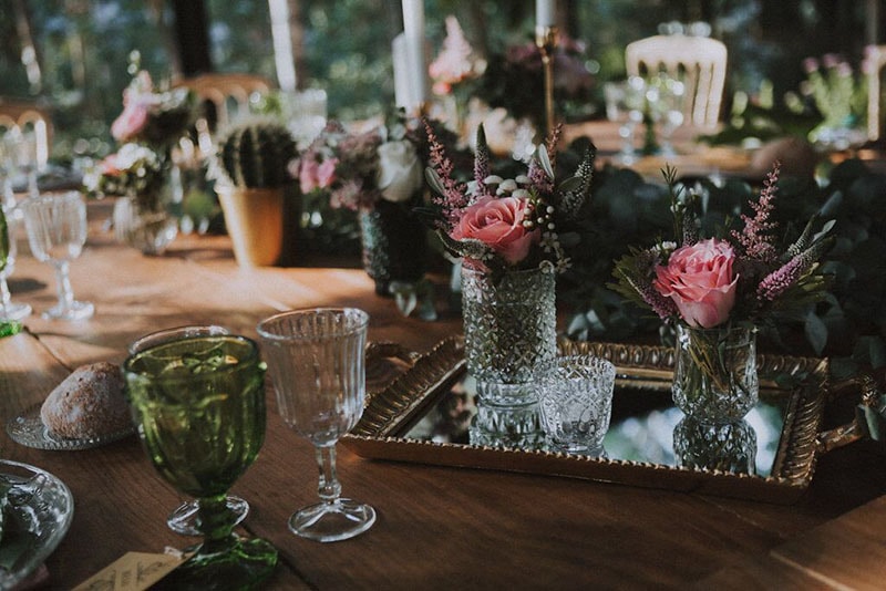 detalles de jarrones y portalvelas sobre bandeja en mesas