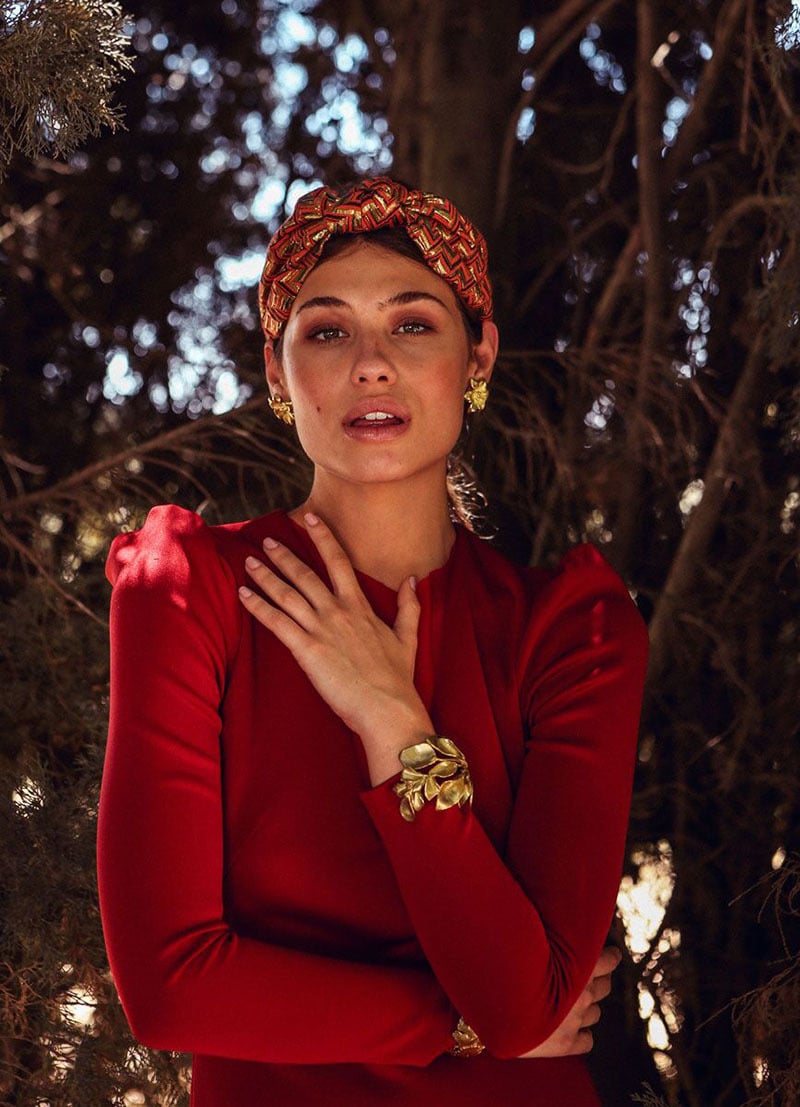 La invitada ideal, vestido en tonos rojizos